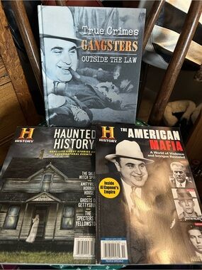 True Crimes Gangsters & 2 Magazines